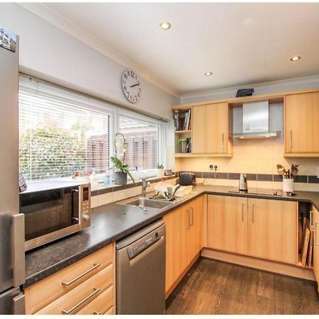 Twin Room In Crawley,Gatwick,West Sussex Ifield Extérieur photo