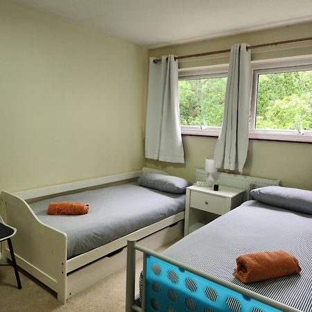 Twin Room In Crawley,Gatwick,West Sussex Ifield Extérieur photo