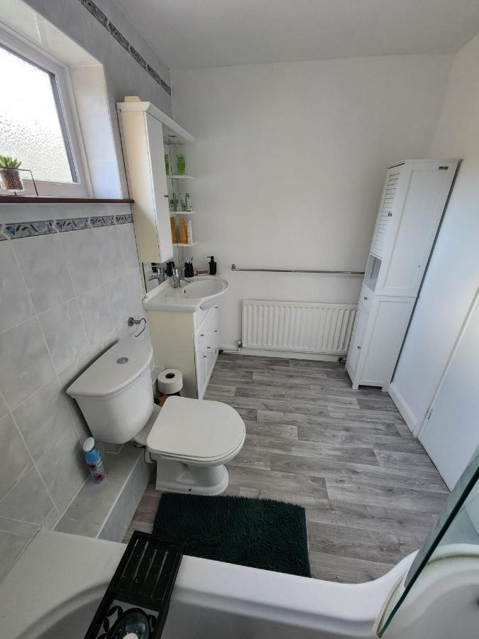 Twin Room In Crawley,Gatwick,West Sussex Ifield Extérieur photo